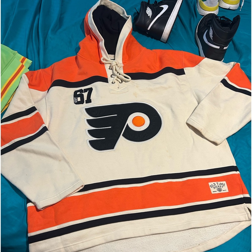 Philadelphia Flyers Hoodie Size (XL) but fits like a 2x if you ask me .